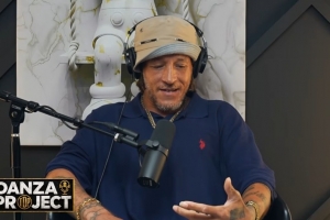 德隆蒂谈流浪视频：看一次笑一次 街头路人全是我的专属媒体