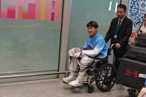 战韩国伤退！毛伟杰乘轮椅抵京，微笑向接机球迷致意