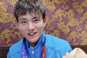 颁奖礼后李昊向记者亮出铜牌：下回争块真金牌，这块算玫瑰金