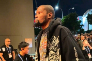 火箭众将抵达澳门！杜兰特现身酒店 全力备战NBA中国赛