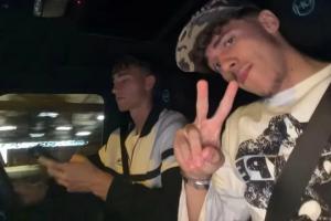 危险行为请勿效仿！马卡：赫伊森与皮塔奇车内合照引争议，前者疑边开车边看手机