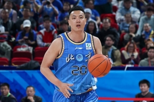 跨界助阵！翟晓川现身中网 为亚历山德洛娃女单比赛挑边