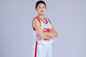 稳住心态！孙晗昀半场8投3中&罚球4中2贡献8分7板1帽
