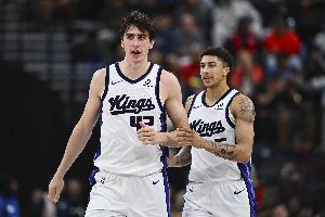 二年级生愈发成熟！克利福德与雷诺板凳合力贡献35分17篮板