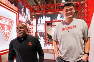 故友再聚首！姚明携“老猫”莫布里到访中国澳门NBA展区