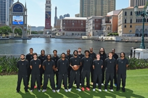 集结完毕！NBA官方晒火箭抵达澳门合照：伊森抱球镇守C位格外吸睛