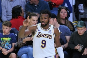 夸梅-布朗：布朗尼已走出詹姆斯阴影 成长为合格3D 他配得上NBA席位
