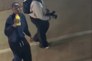 遭球迷低俗绰号侮辱！库明加霸气回击：我非找到你扇你一巴掌不可