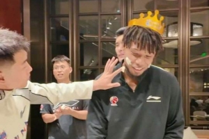 迎而立之年！山东男篮全队为祝铭震庆生