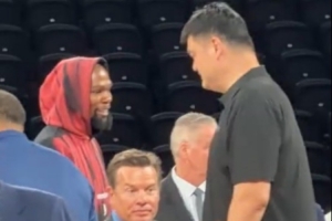 火箭传奇姚明亮相NBA中国赛训练场 与杜兰特等球星亲切交流
