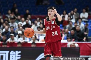 稳步成长！李悦洲半场13分钟三分3中2砍下7分