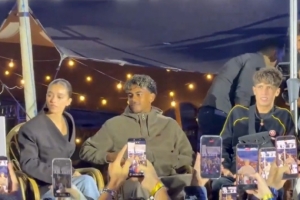 每体：亚马尔携女友现身说唱对决现场，出任比赛评委