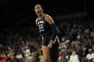 阿德巴约盛赞女友阿贾第5座MVP：伟大到无以言表 只能静静欣赏