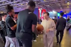 跨界精彩瞬间！成龙亮相NBA中国行活动 现场投篮一击即中