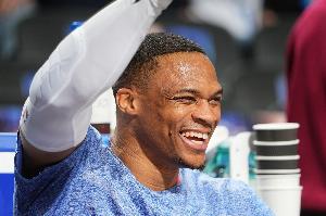 亚当斯：我几乎是威少带出来的 NBA生涯前7年都与他并肩