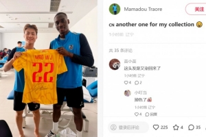珍贵收藏！马马杜获赠毛伟杰签名U23国足22号球衣