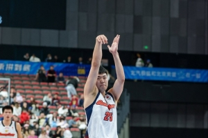 攻防兼备！张皓嘉上半场3中2贡献8分2板1助1断1帽 正负值+7