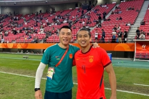 于大宝晒与张玉宁合影：U23国足迎来国内头牌中锋 加油张兰德