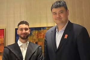 火箭两代中锋历史性同框!姚明亲授申京中文“谢谢你”