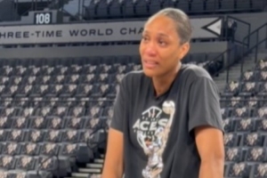 荣膺个人第五座MVP！阿贾·威尔逊捧杯瞬间泪洒现场