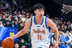 手感在线！齐麟频频杀入内线 上半场12投6中砍下13分2板1助1断