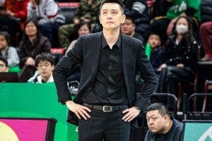 杨鸣感慨时空转换：去年此时在宜宾战上海 如今却与拉塞尔互换赛场