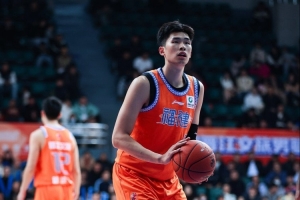 不在状态！邹阳半场7投仅1中拿4分6板 正负值-4