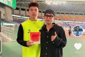 王钰栋社媒晒照与歌手余佳运合影 后者代表作品《九月底》