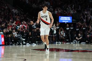 半场战报：开拓者72-33大比分领先伦敦雄狮 杨瀚森贡献4分1板1助