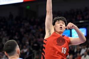 替补中锋同场比拼：杨瀚森13+4+4全面碾压两位竞争者