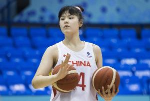 李月汝时隔两年重返WCBA 上季场均15.1分13.3篮板