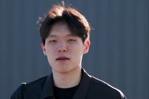 太萌了！开拓者分享球员登机影像：杨瀚森对镜头摇头吹起刘海