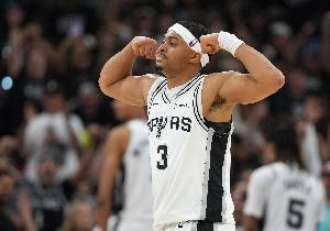 火力全开！凯尔登上半场8投4中罚球7中6 贡献14分3板3助2断