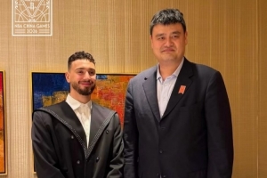 跨越时代！火箭官晒姚明与申京合影 申京亲自点赞
