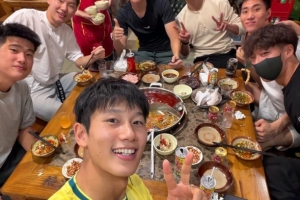 火锅之约引热议?向余望与亚运队友聚餐,王钰栋留言:咋不请我吃,伤心了