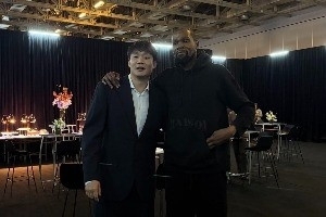 丁彦雨航晒与杜兰特合照+签名球衣：继科比之后最爱的球员 圆满了