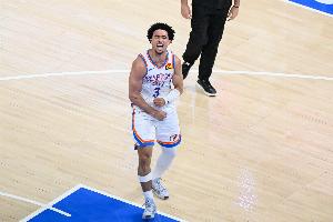 就投三分球！麦凯恩出战19分钟 三分12投6中砍下20分