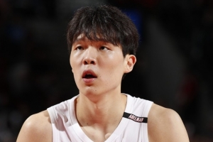 媒体人：后卫出场越频繁越利好杨瀚森 第三中锋将获得每场登场机会