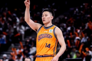 表现平淡！李弘权半场三分3中1 仅贡献3分3板1助
