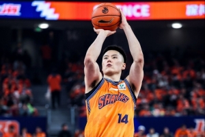 拼劲十足！李弘权7投3中砍下8分5板3助1断零失误 正负值+27
