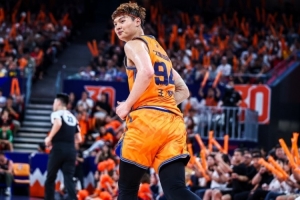 胜负关键！上海篮板60-34碾压深圳26个，王哲林独揽18板