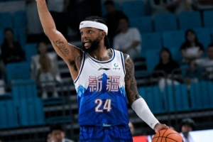 攻传俱佳！新疆外援辛普森21投11中砍下28分6篮板13助攻