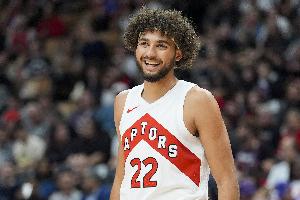 风格尽显！猛龙19号秀格雷夫斯13投4中仅取9分 却狂摘7记前场篮板