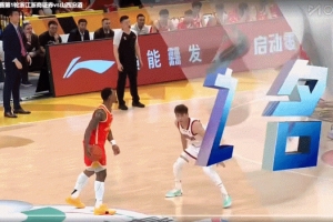 极限操作！塔克突破滑翔劈扣遭犯规 仍强硬将球放入篮筐