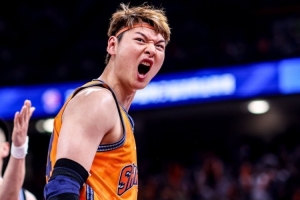 媒体人：王哲林篮板数升至CBA历史第三 依年龄与效率来看或将于近两年登顶