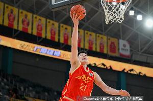 两双达成！胡金秋24投9中砍下21分12篮板 其中前场板多达9个