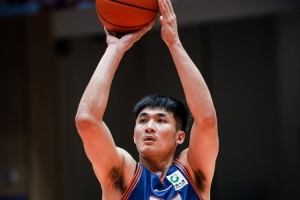 高效输出！洪辛8投5中砍下15分6篮板 三分球6中4