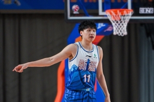 高效发挥！齐麟6投5中砍下15分3篮板 助新疆险胜青岛