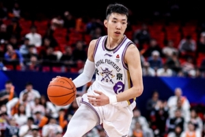 势不可挡！廖三宁半场9投7中砍下14分2板1助1帽