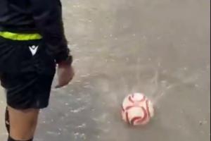 暴雨淹成“泳池”！西丙联赛被迫延期 主裁抛球测试积水画面爆红